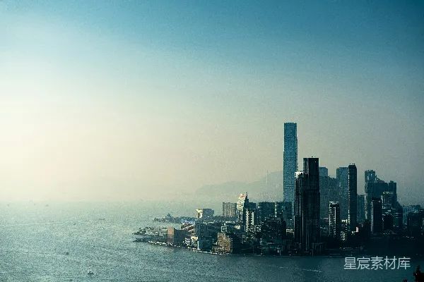 高清摄影 一片宽阔的水域，背景中有个城市。