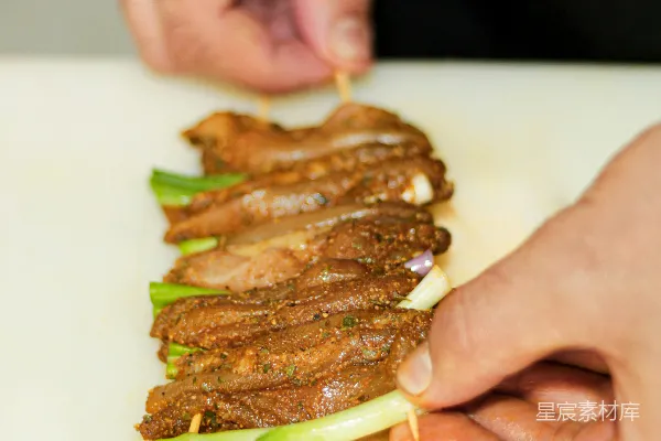 一个在砧板上准备食物的人