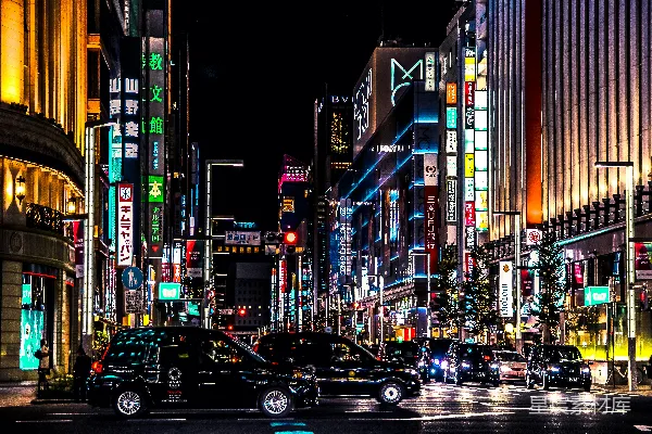 高清摄影 夜晚高楼大厦之间道路上的汽车