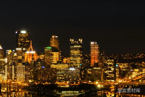 高清摄影 夜晚的城市，桥在前景。