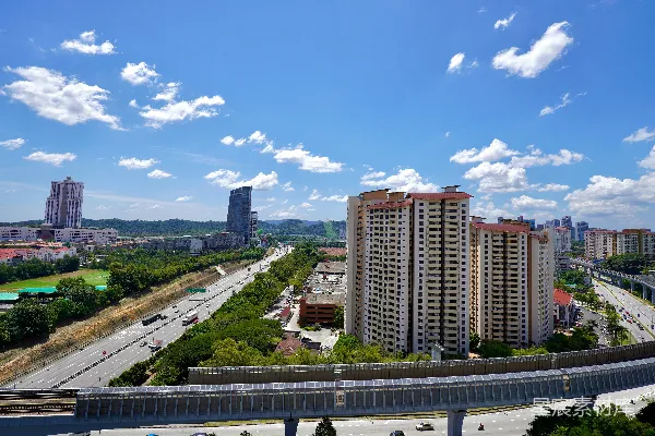 高清摄影 白天蓝天下城市的建筑