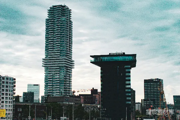 高清摄影 一片广阔的水域，背景中有座城市。