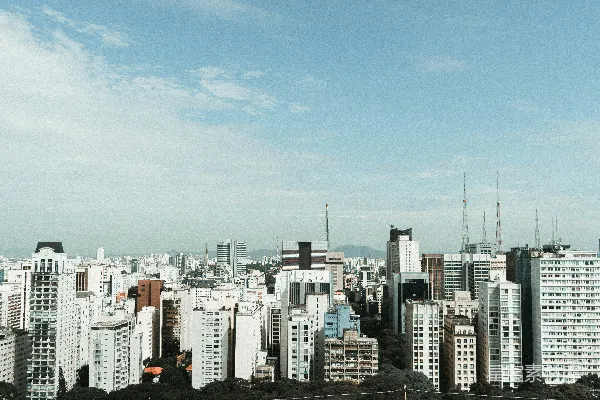 高清摄影 城市天际线在白天的蓝天背景下的样子