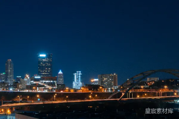 高清摄影 一城夜景，桥位于前景