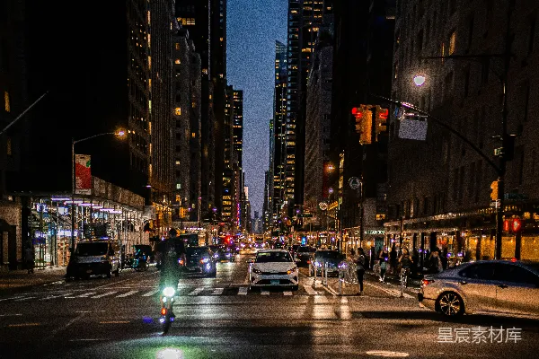 高清摄影 一条夜晚灯火通明的繁忙城市街道