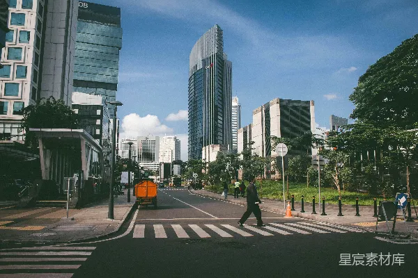 高清摄影 一个男人正在城市的人行横道上行走。
