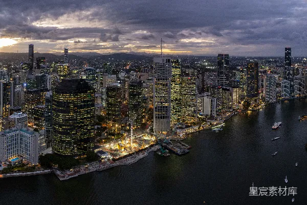 高清摄影 黄昏时分的城市天际线，有河流和桥梁。