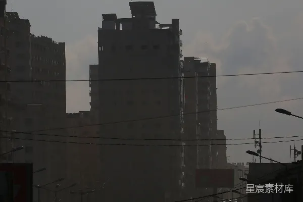 高清摄影 一条繁忙的街道，车流不息。