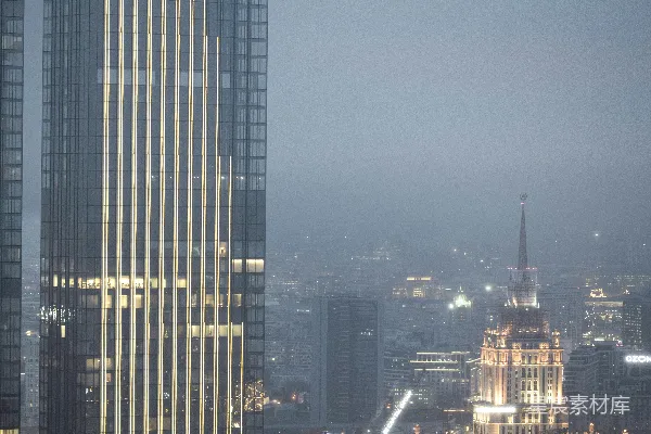 高清摄影 现代摩天大楼在雾蒙蒙的城市夜景中显得格外突出。