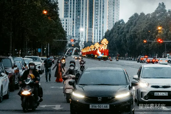 高清摄影 一排汽车沿着街边高楼大厦行驶。