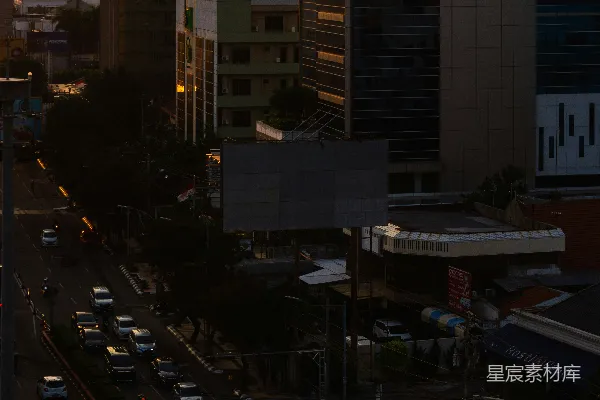 高清摄影 夜晚道路上的汽车靠近高楼大厦