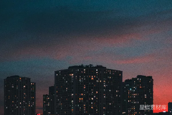 高清摄影 夜晚的城市天际线，月亮高悬在空中