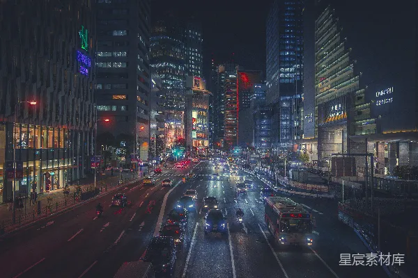 高清摄影 一条夜晚繁忙的街道，车辆众多。