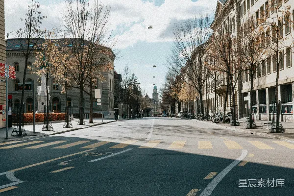 高清摄影 一条空无一人的街道，两侧是建筑物。