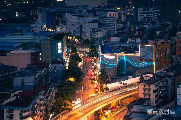 高清摄影 一条夜晚充满车流的城市街道。