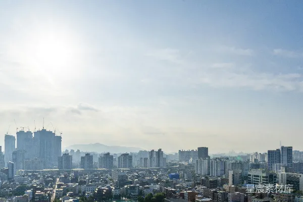 高清摄影 一座城市，背景中有一座山。