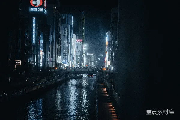 高清摄影 一条河流在夜晚穿过城市。