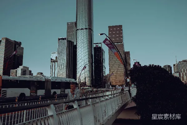 高清摄影 一座高楼林立的城市，还有一座桥