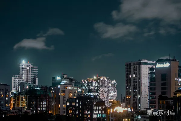 高清摄影 一座城市夜晚的景色，有许多高楼大厦。