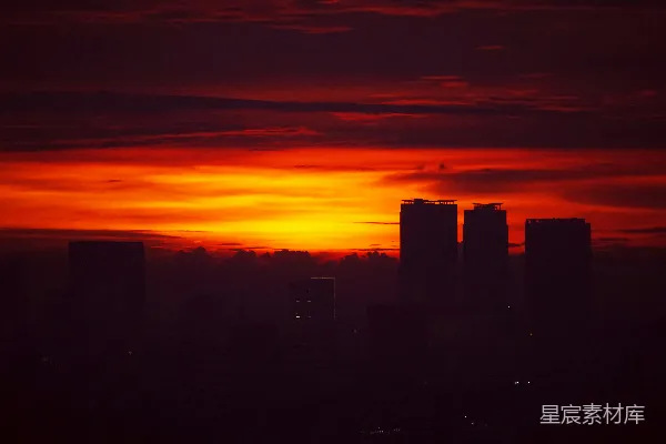 高清摄影 夕阳染红了天空，映照在城市的上空。