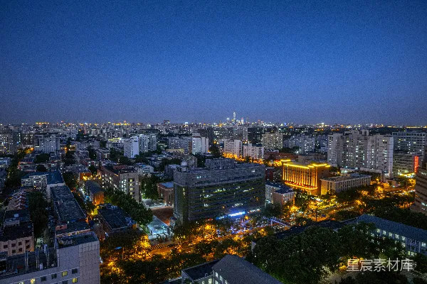 高清摄影 从一栋高楼的顶部俯瞰夜景。