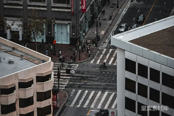 高清摄影 一条繁忙的城市街道，两旁是高大的建筑物。