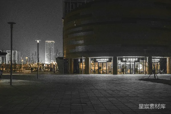高清摄影 一个空的停车场，背景中有一座建筑物。