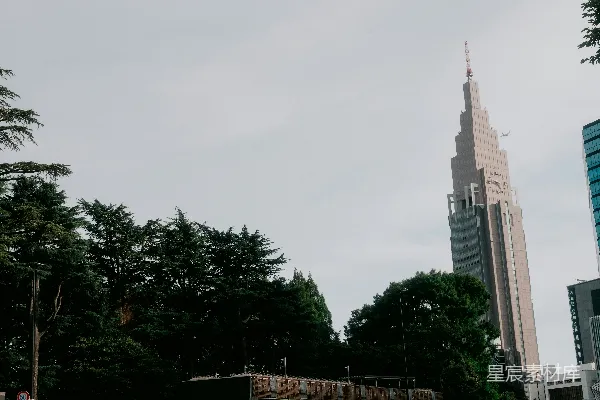 高清摄影 一辆面包车在摩天大楼旁的道路上行驶。