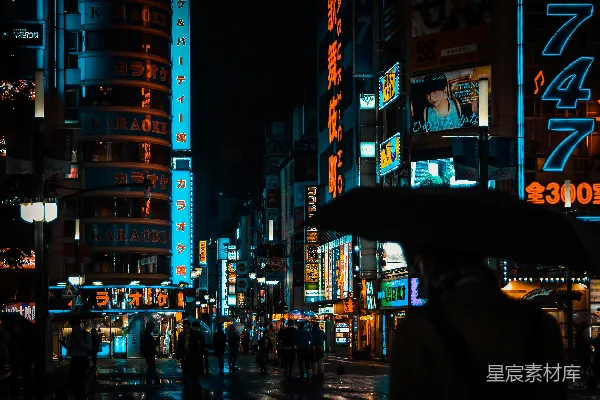 高清摄影 人们在夜间走在街道上