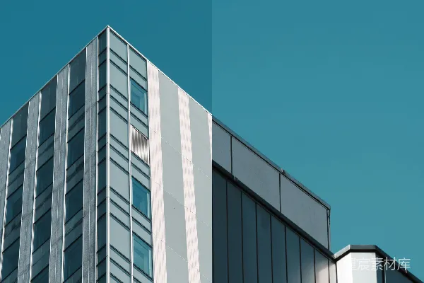 远处有一座高楼，背景是蓝天。