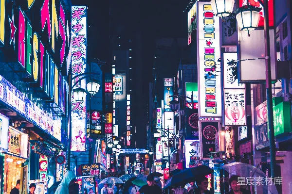 高清摄影 人们在夜间沿着人行道行走的照片