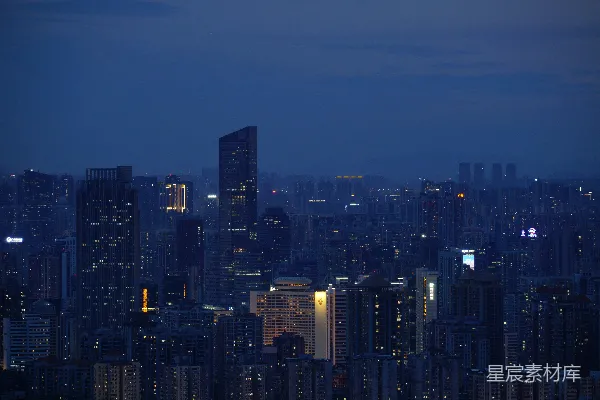 高清摄影 黄昏时分的城市天际线，灯火辉煌的建筑物。