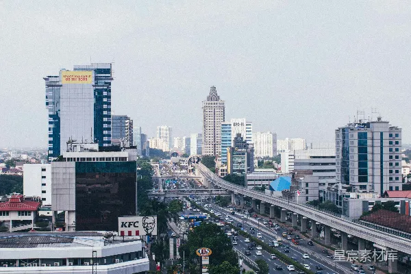 高清摄影 白天城市建筑附近的路上有汽车。