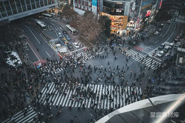 高清摄影 白天在人行道上行走的人们