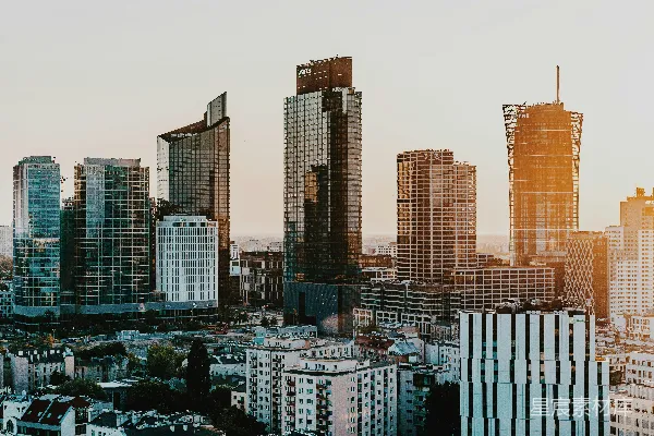 高清摄影 一座城市的景色，高耸的建筑物映入眼帘