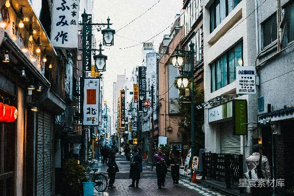 高清摄影 人们在白天走在街上。