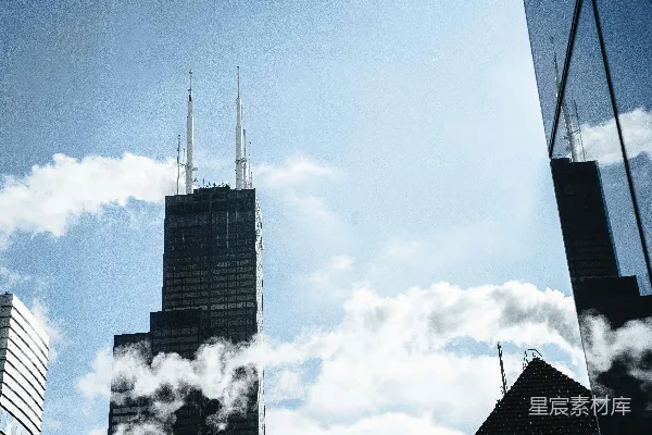高清摄影 一座城市的全景，有摩天大楼和云朵。
