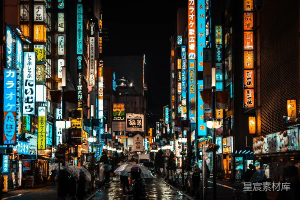 高清摄影 人们在夜间街道上行走。
