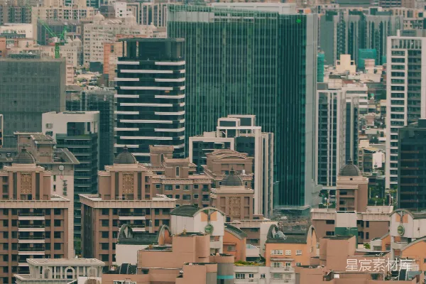 高清摄影 俯瞰一个密集的城市景观，现代建筑物林立。