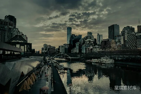 高清摄影 一幅河流与背景城市相映成趣的景象。