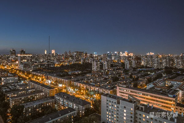 高清摄影 夜晚从一座高楼顶上俯瞰的城市景色