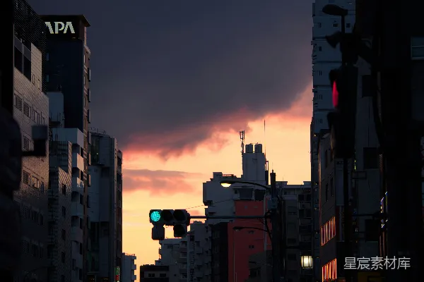 高清摄影 夕阳下的城市天际线，道路上的车辆灯光闪烁。