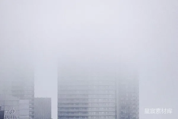 高清摄影 雾蒙蒙的一天，高楼林立的城市