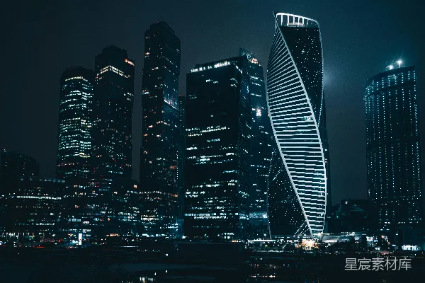 高清摄影 一座非常高的建筑物在城市中央的夜晚。