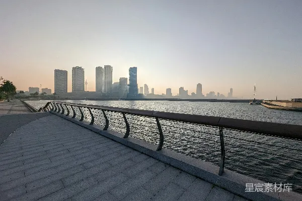 高清摄影 一幅水体景色，背景是一座城市。