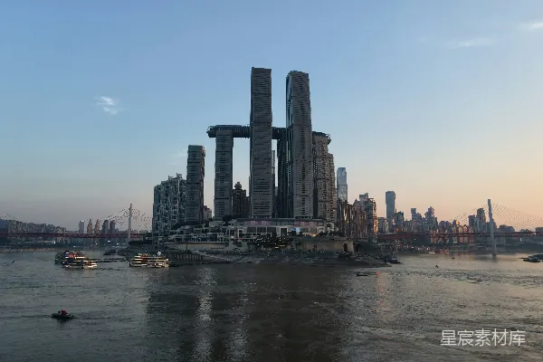 高清摄影 未来主义的城市天际线，高楼大厦环绕在水边。