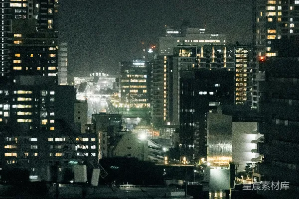高清摄影 夜晚灯火辉煌的城市天际线，有许多高楼大厦。