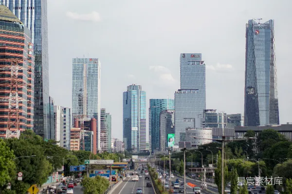 高清摄影 一条城市街道的景象，两侧是高大的建筑物。