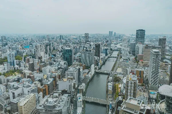 高清摄影 一个城市鸟瞰图，一条河流贯穿其中。