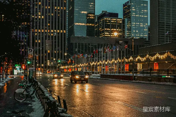 高清摄影 夜间停在高楼附近的停车场的汽车